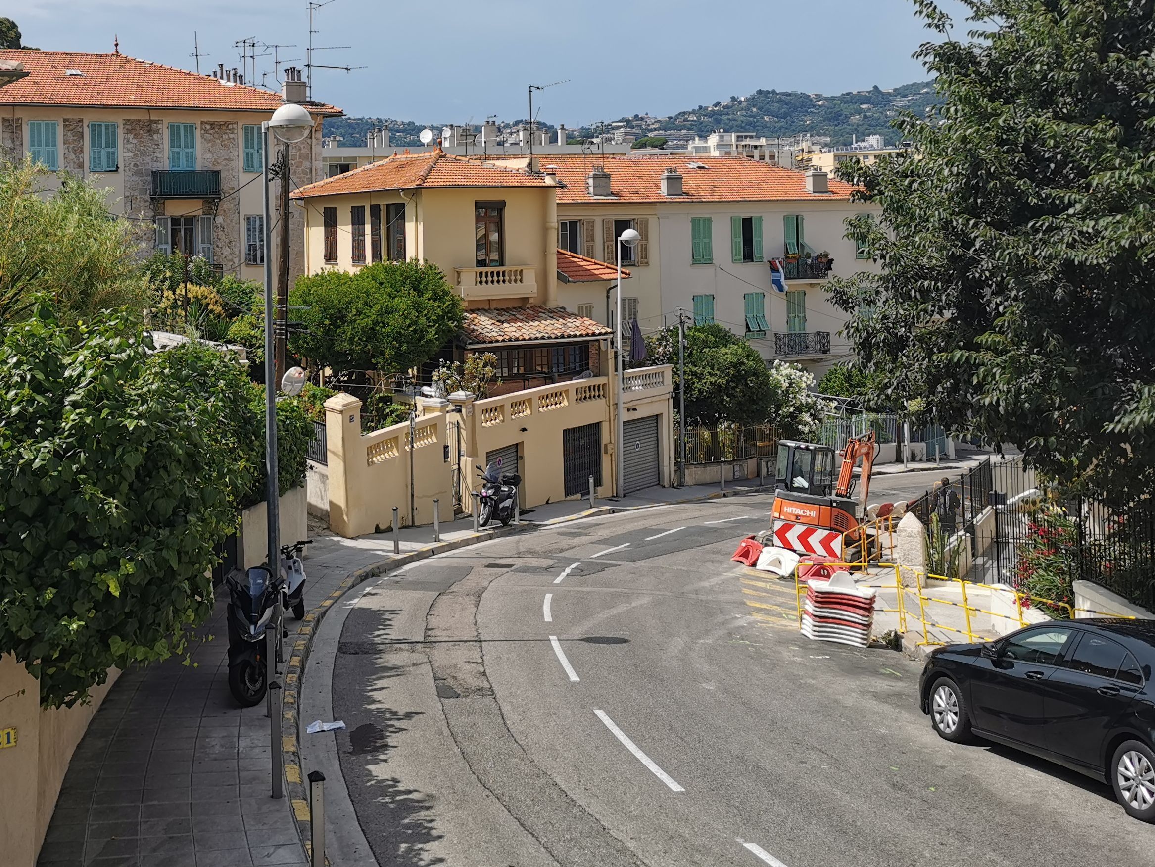 Photographie de l'Avenue Bellevue, Nice, prise en 2020, juste avant le croisement avec la rue Parmentier.