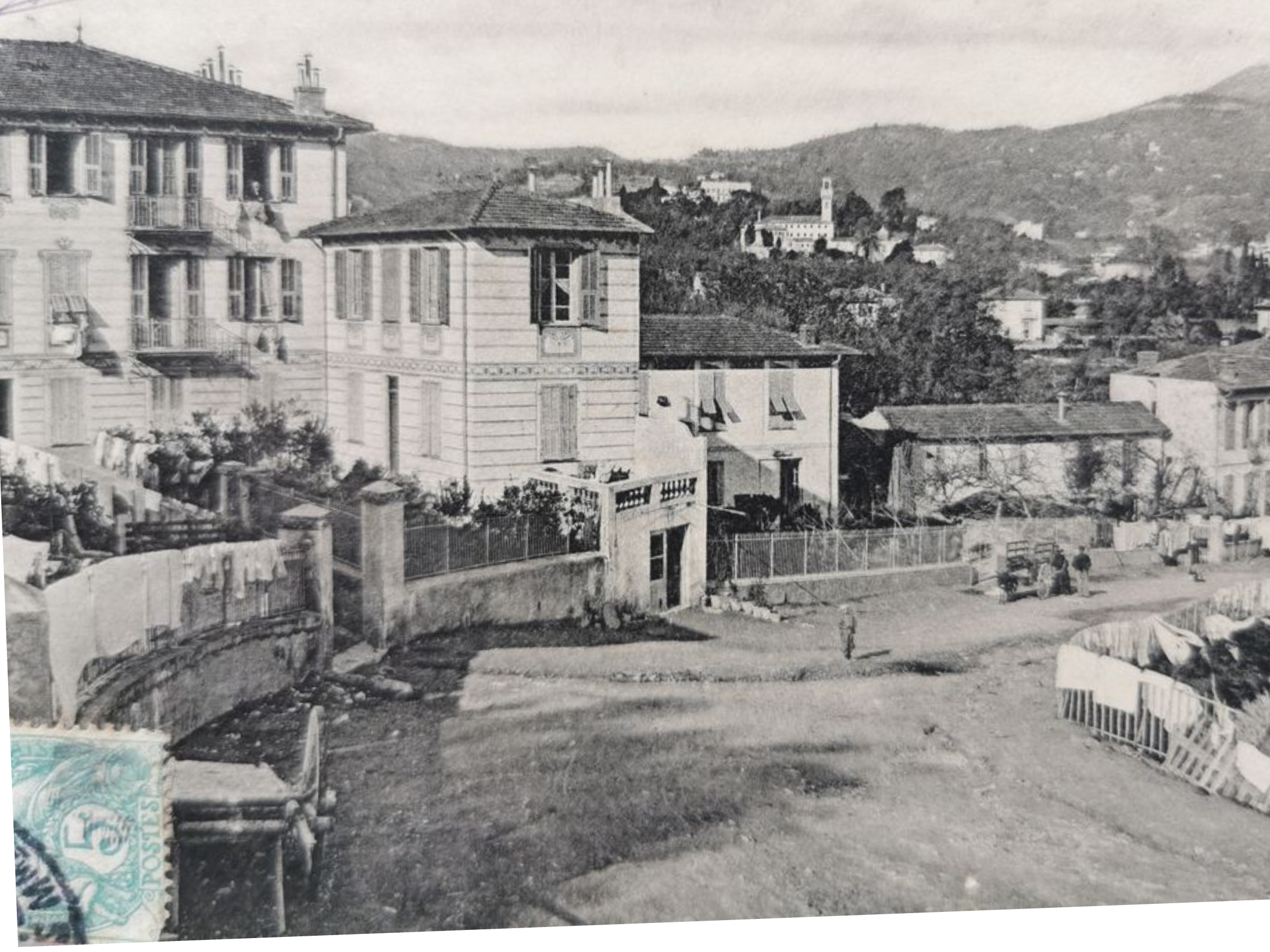 Quartier de Saint-Barthélemy/l'Eveché, à Nice. Photo ancienne prise sur l'actuelle Avenue Bellevue juste avant le croisement avec la rue Parmentier. Vue sur le clocher de l'Eglise Saint-Barthélémy et le Mont Chauve d'Aspremont sur le côté gauche.