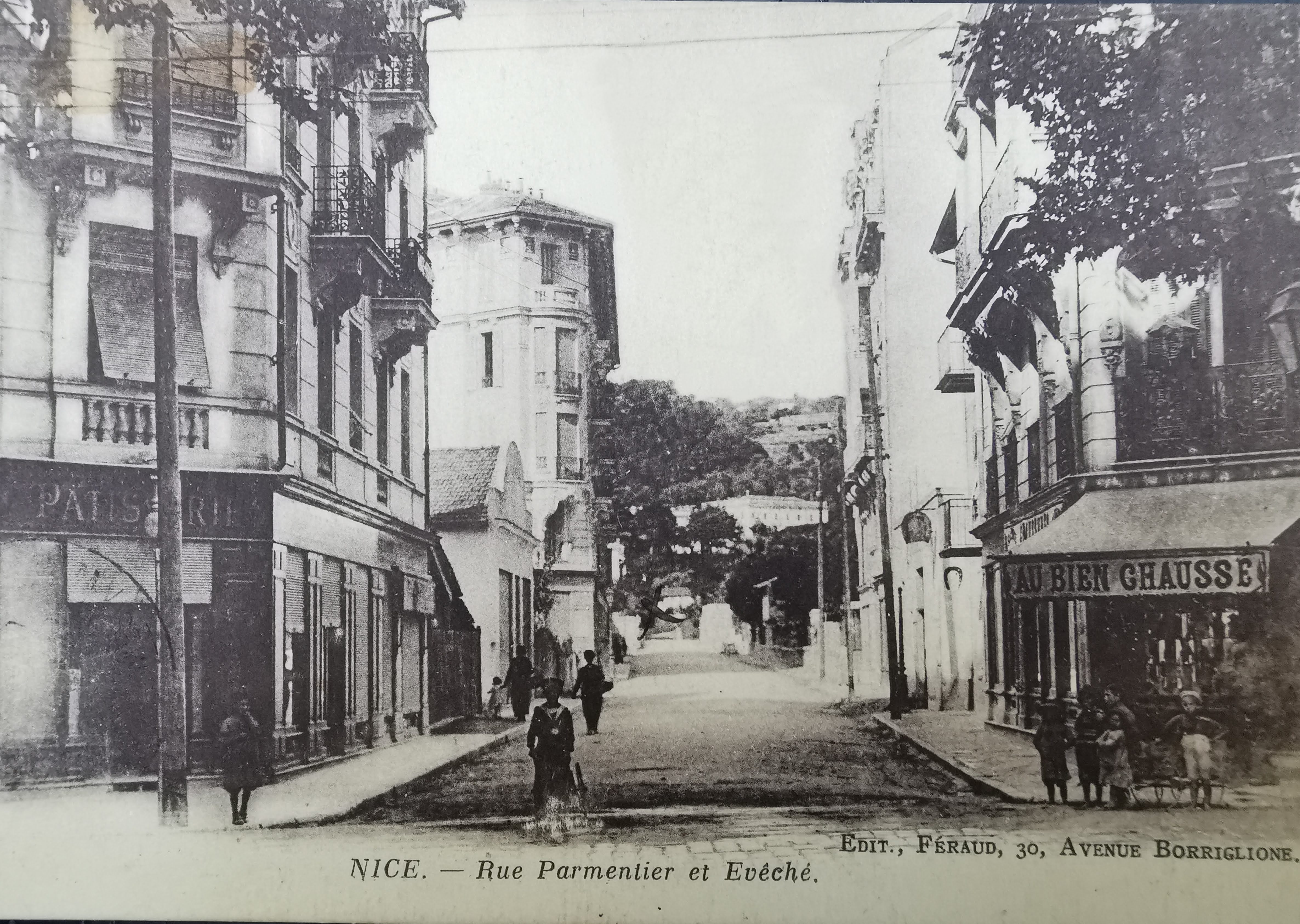 Photographie de la rue Parmentier à Nice, à l'angle de l'avenue Borriglione, prise en 1920 environ.