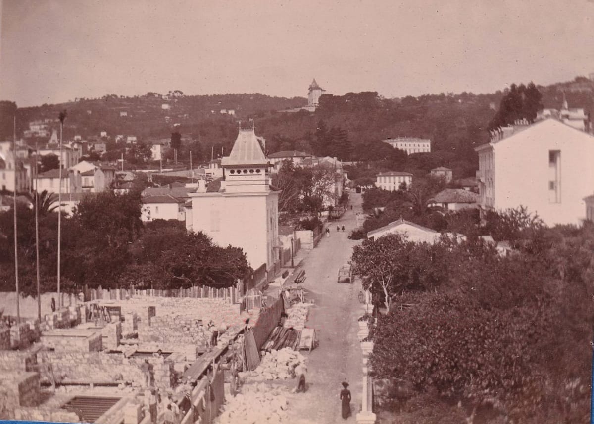Photo du 6 rue Parmentier à Nice, au 3ème étage. On voit le futur boulevard Auguste-Raynaud, l'Évéché et le Righi Palace.