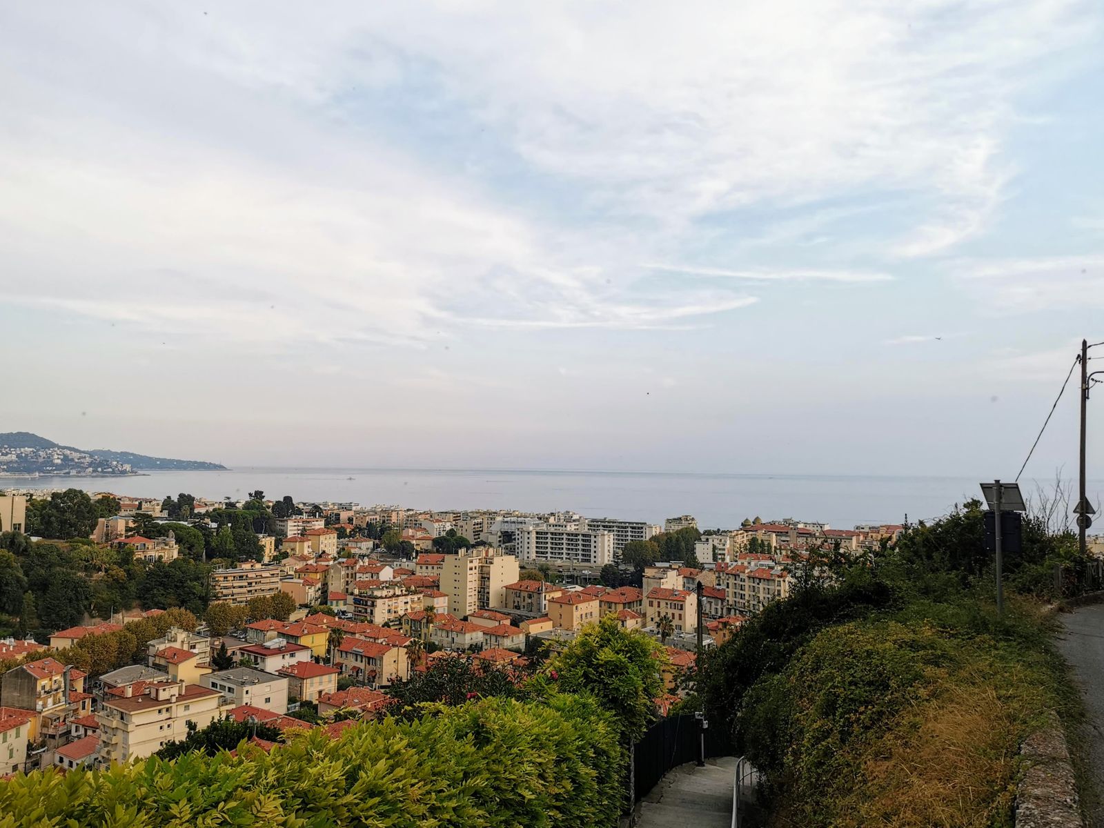 Vue de 2020 sur le boulevard de la Madeleine, la Tour de Magnan, la résidence Miramar, le Campus universitaire Trotabas, et la Baie des Anges, à Nice. />
</div>
<script src=